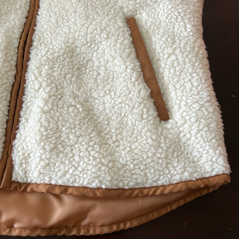 Old Navy Sherpa Vest - Picture 4 of 9